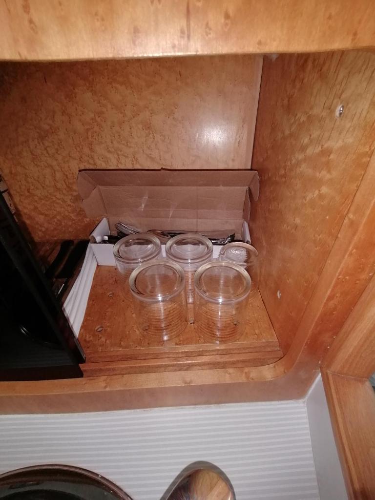 Photo de la galerie de l'établissement Séjour insolite sur un yacht. Bateau Hôtel à quai., à La Rochelle 9 autres photos