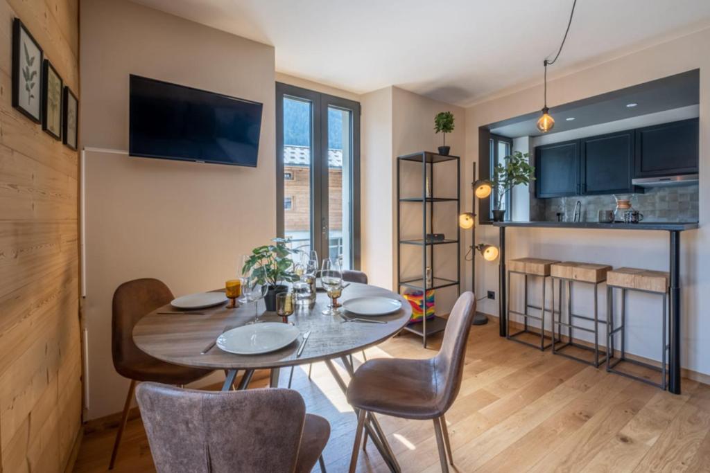 une salle à manger avec une table et des chaises dans l'établissement Newly renovated apartment with Mont Blanc view, à Chamonix-Mont-Blanc