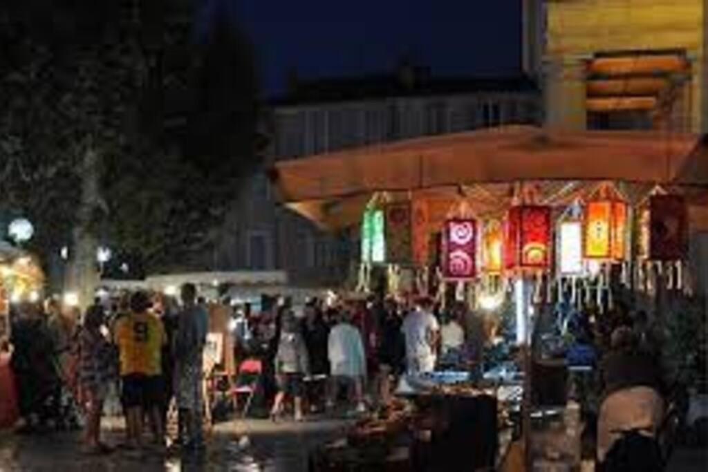 un groupe de personnes debout autour d'un marché la nuit dans l'établissement Anduze Gîte Les Pins au "Petit Clos des Cigales", à Massillargues-Attuech 19 autres photos
