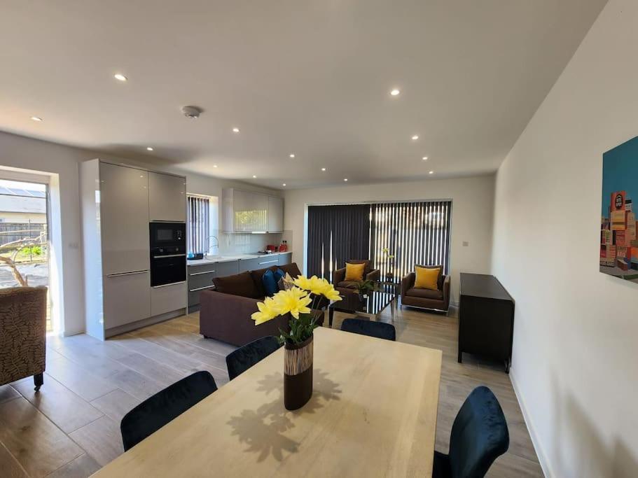 Paradigm Court, Luxury 2-Bedroom Apartment F3, Oxford 3