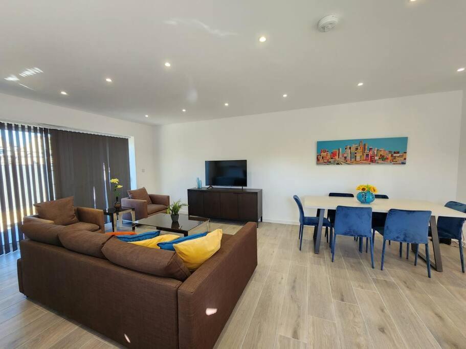 Paradigm Court, Luxury 2-Bedroom Apartment F3, Oxford 2