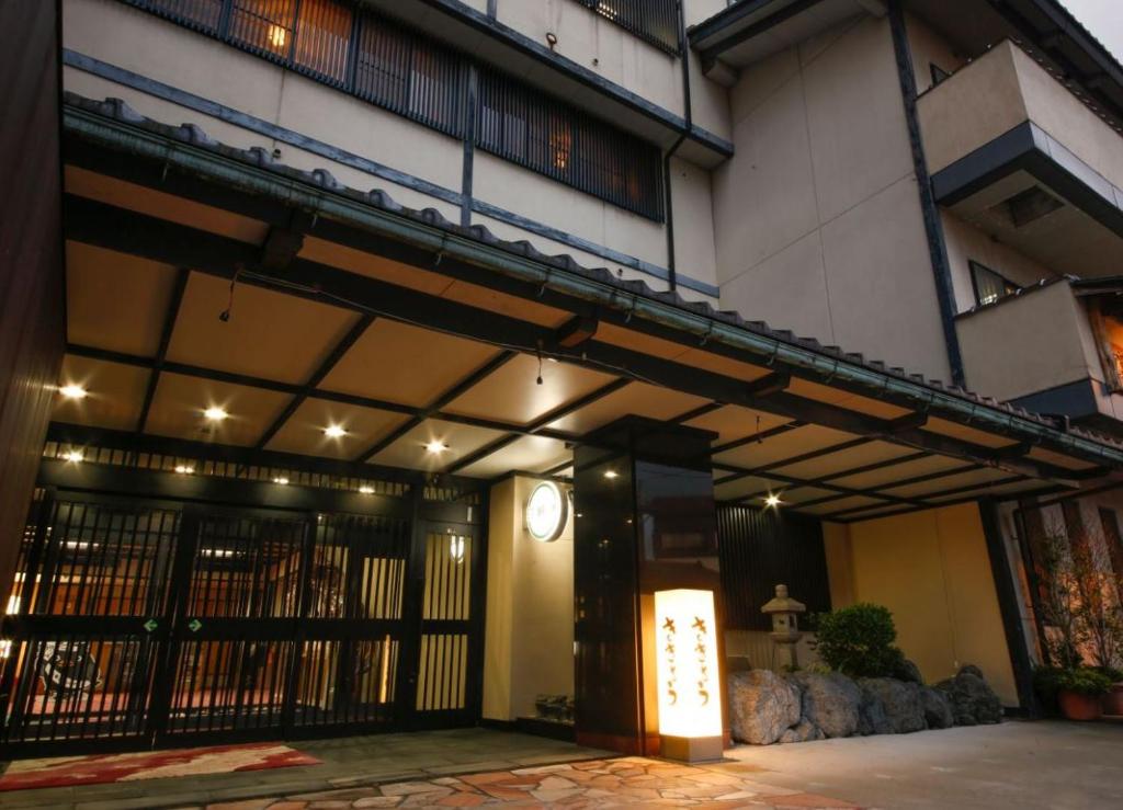 un accès à un bâtiment avec une porte dans l'établissement Hokuriku Yamashiro Onsen Hotel Kikyou, à Yamashiro