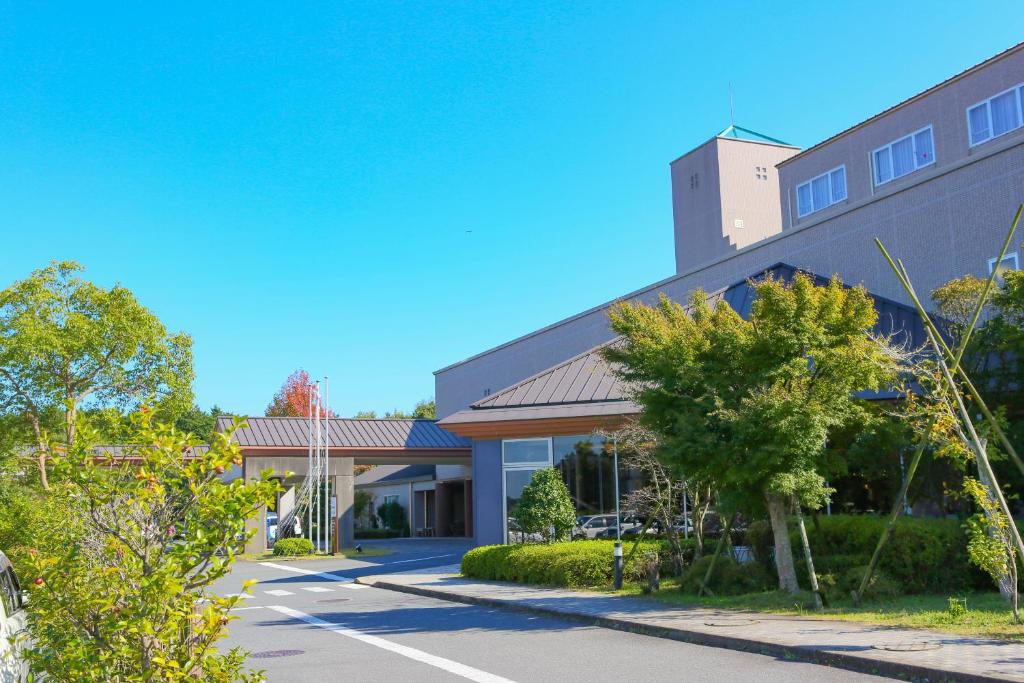 un grand bâtiment avec une route devant lui dans l'établissement Ooedo Onsen Monogatari Kimitsu no Mori, à Kimitsu