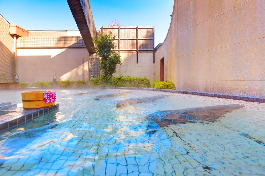 une piscine d'eau au milieu d'un bâtiment dans l'établissement Ooedo Onsen Monogatari Kimitsu no Mori, à Kimitsu