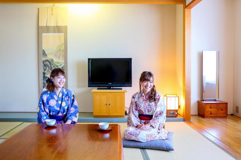 deux filles assises au sol dans un salon dans l'établissement Ooedo Onsen Monogatari Kimitsu no Mori, à Kimitsu 13 autres photos