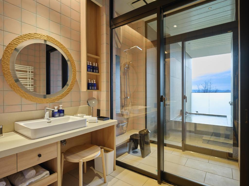 une salle de bain avec un lavabo et une douche dans l'établissement Lake Toya Tsuruga Resort HIKARINOUTA, à Lac Tōya