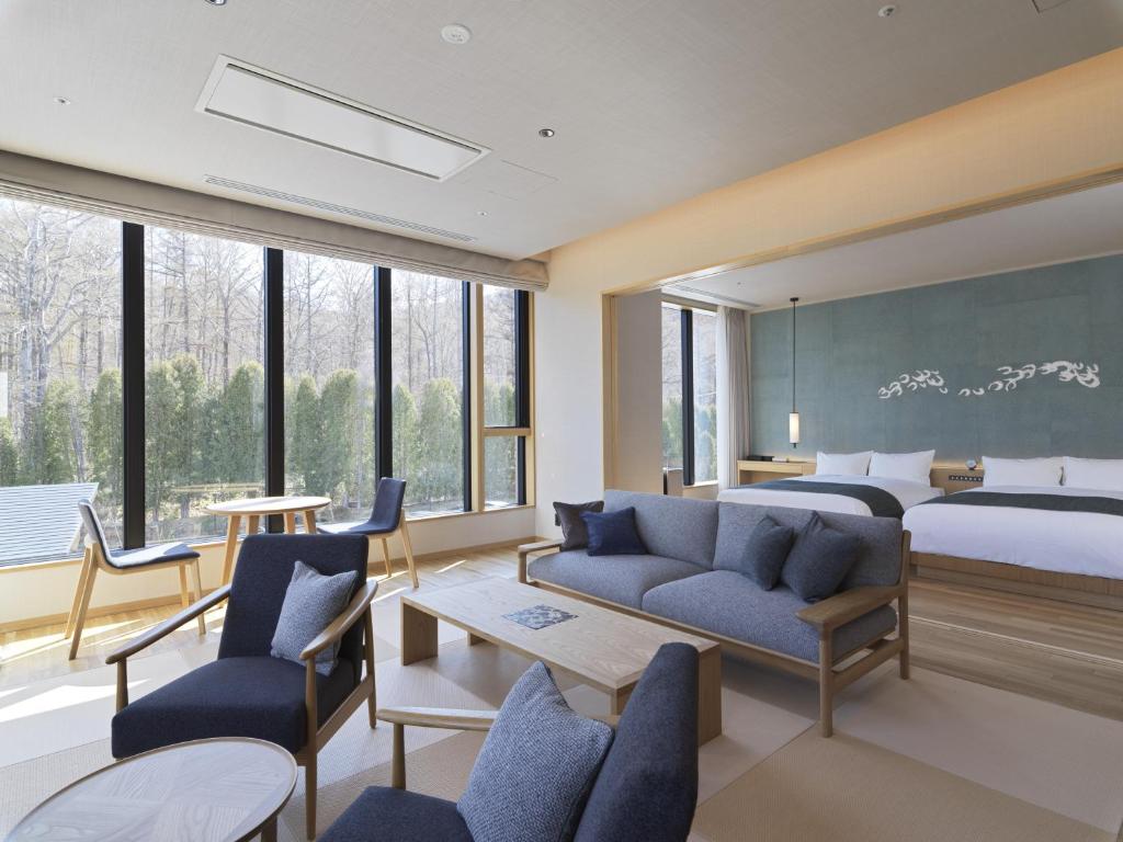 une chambre avec un lit, un canapé et des chaises dans l'établissement Lake Toya Tsuruga Resort HIKARINOUTA, à Lac Tōya 37 autres photos