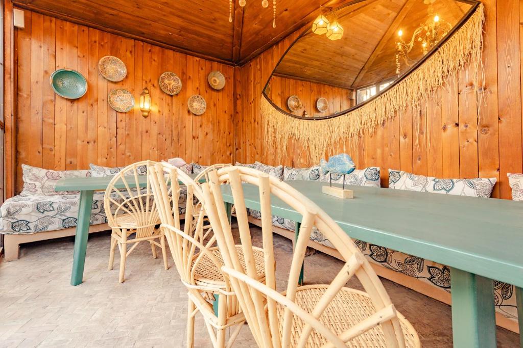 une salle à manger avec une table et des chaises vertes dans l'établissement Color Safrà, à Marrakech 37 autres photos