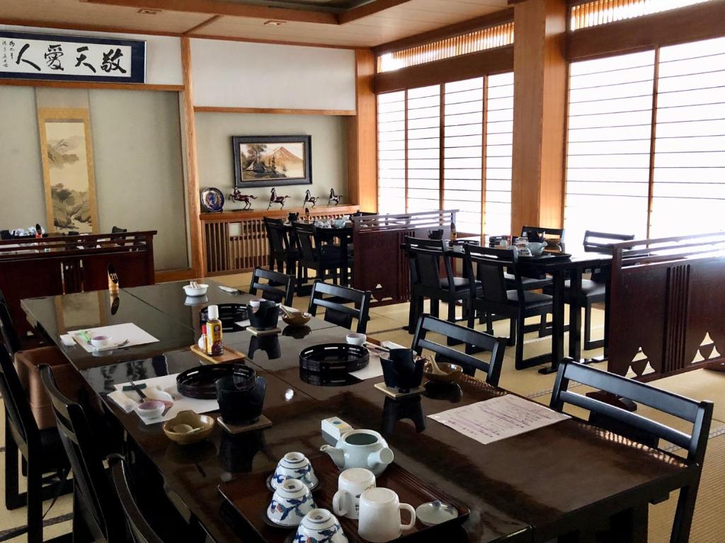 une salle à manger avec une grande table et des chaises dans l'établissement Taiheikan, à Fujikawaguchiko
