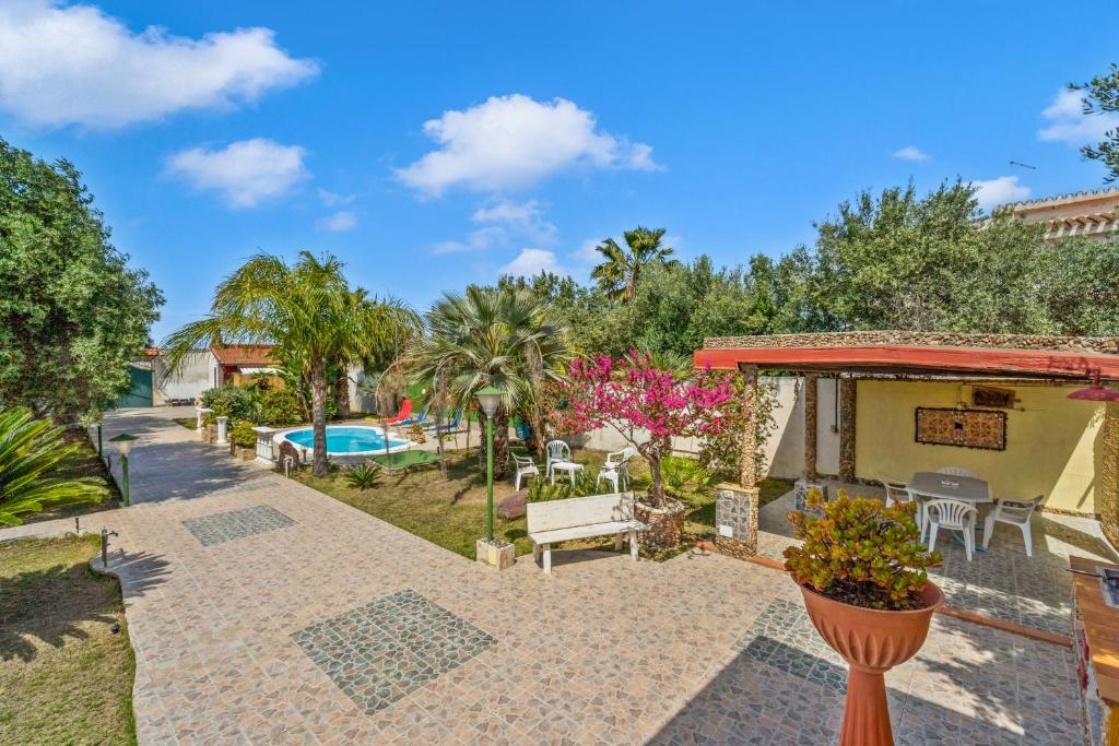 une villa avec piscine et un resort dans l'établissement Villa Angela, à Quartu SantʼElena