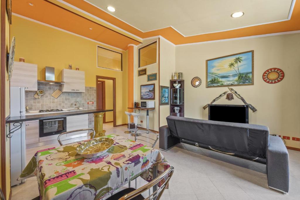 un salon avec une table et une cheminée dans l'établissement Villa Angela, à Quartu SantʼElena