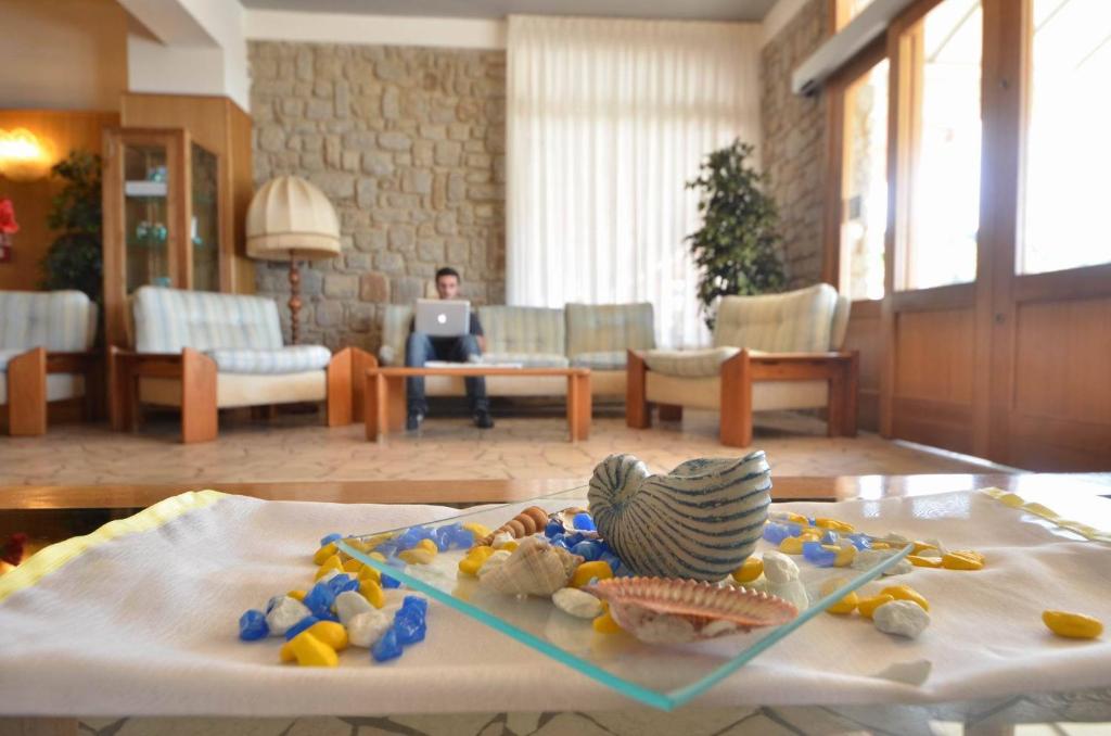 une pièce avec une table avec une assiette de nourriture dessus dans l'établissement Hotel Stella Maris, à Capoliveri