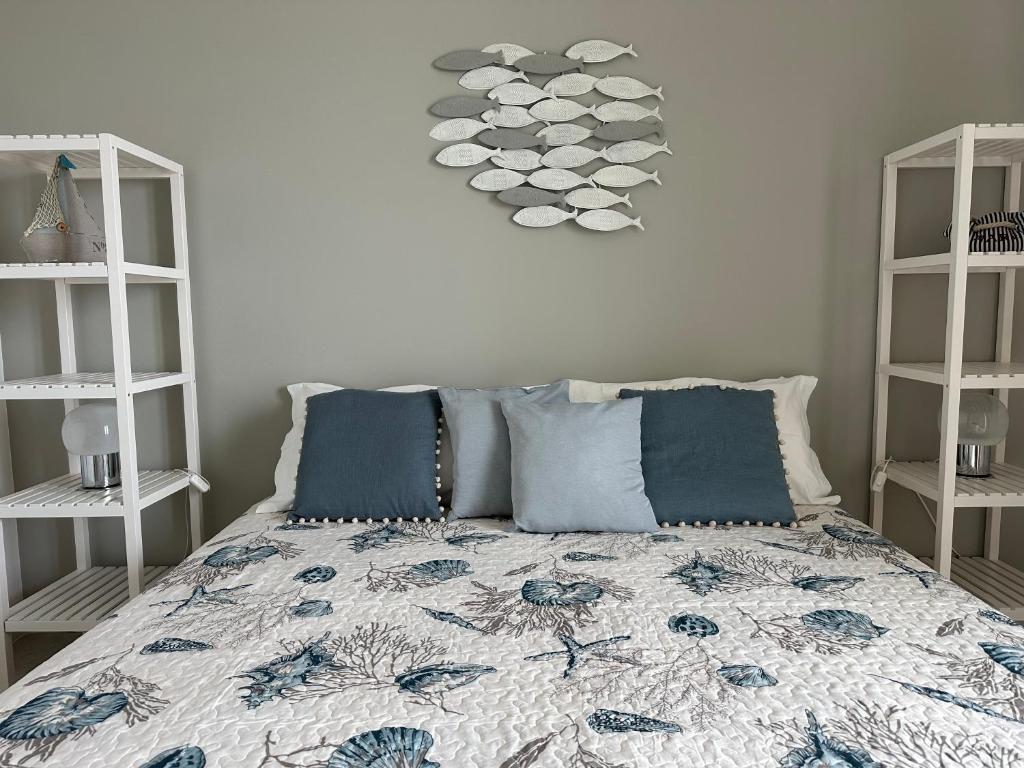 une chambre avec un lit avec une couette dessus dans l'établissement Villa Antonia sul mare con piscina Torre a mare (Bari), à Bari 62 autres photos