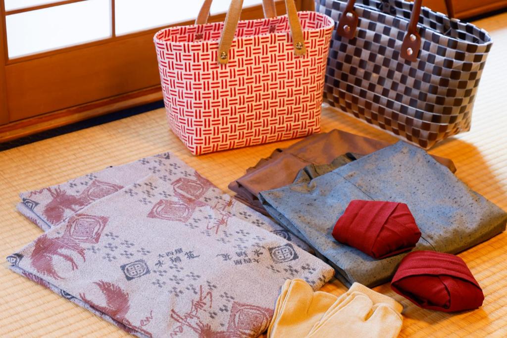 un groupe de sacs posés sur le sol dans une pièce dans l'établissement Onishiya Suishoen, à Toyooka