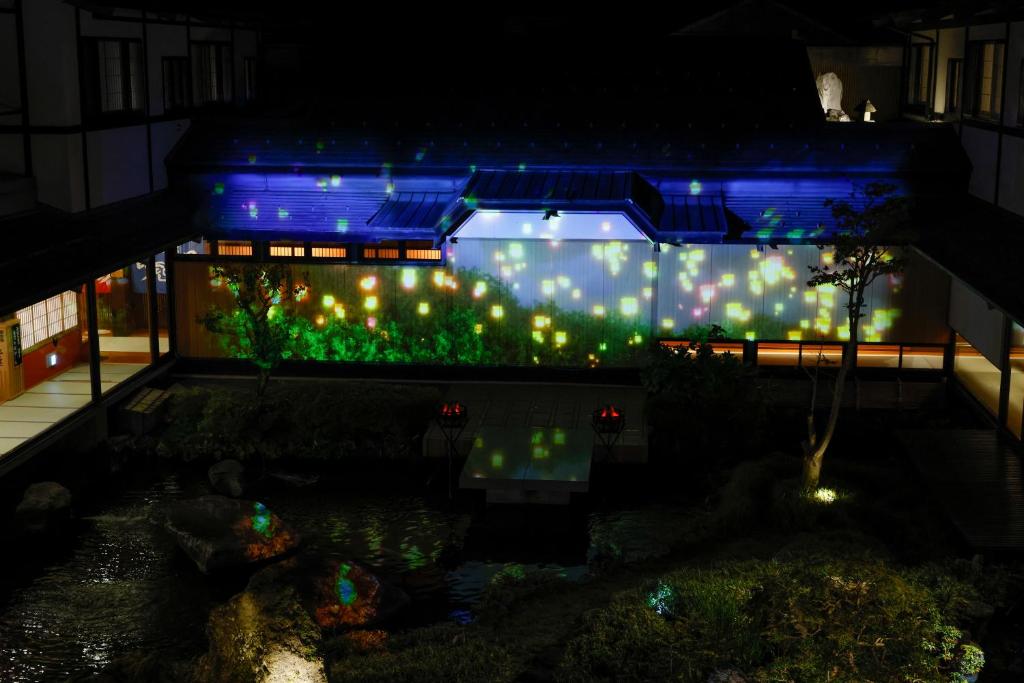- une vue sur le jardin la nuit éclairée dans l'établissement Onishiya Suishoen, à Toyooka 37 autres photos