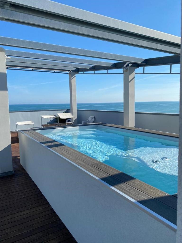 une piscine sur le toit d'un immeuble dans l'établissement Boutique Hotel Bali, à Lido di Jesolo