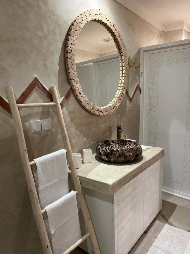 une salle de bain avec un lavabo et un miroir dans l'établissement Riad Tsar Mimoun, à Marrakech