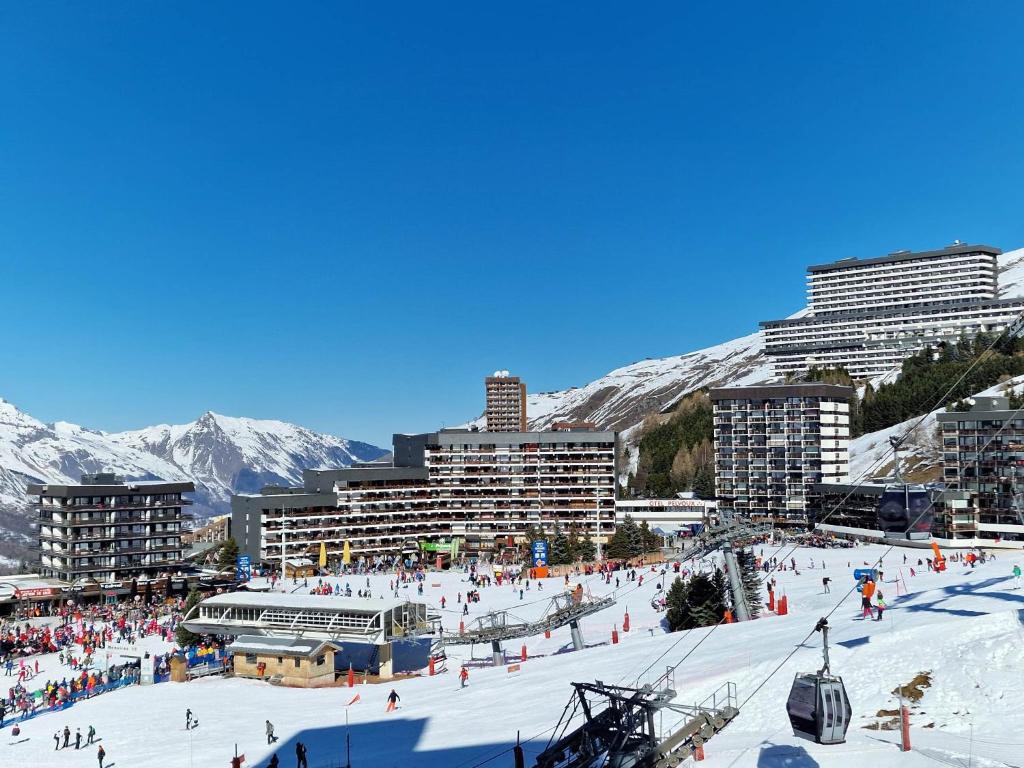 un groupe de personnes sur une piste de ski dans la neige dans l'établissement Studio accès direct à la Croisette, au coeur des Menuires, aux Menuires