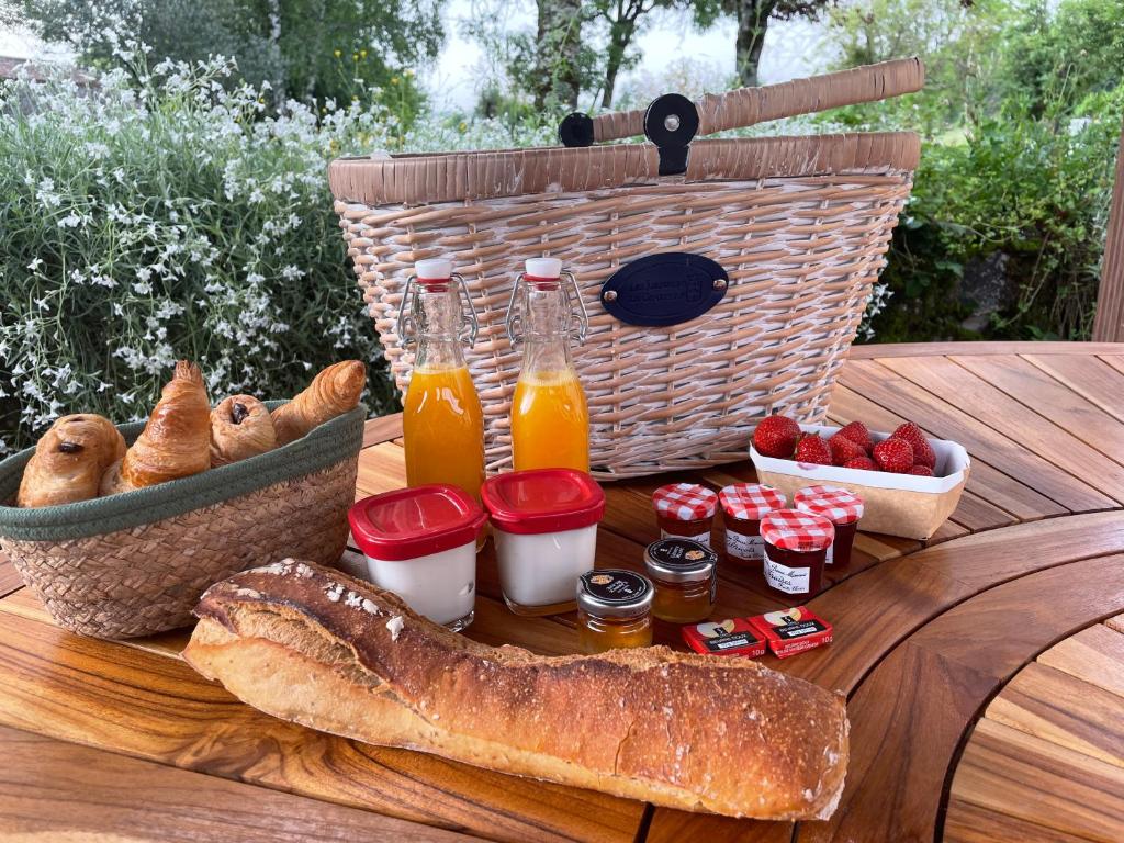 - une table de pique-nique avec un panier de pain et de jus dans l'établissement Fun'ambulle, à Féneyrols