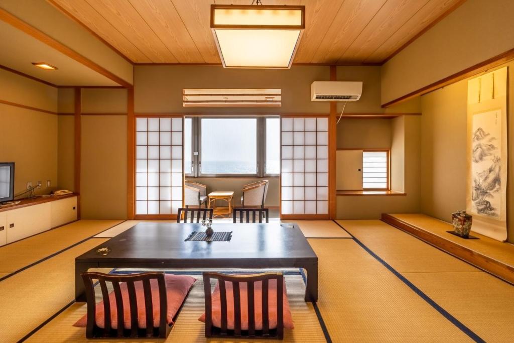 - une chambre avec une table et deux chaises dans l'établissement Sado Resort Hotel Azuma, à Sado