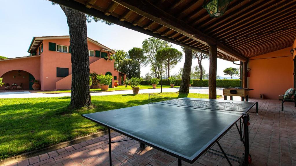 - une table de ping-pong dans une terrasse avec une maison dans l'établissement Villa Elisa 16, Emma Villas, à Fucecchio