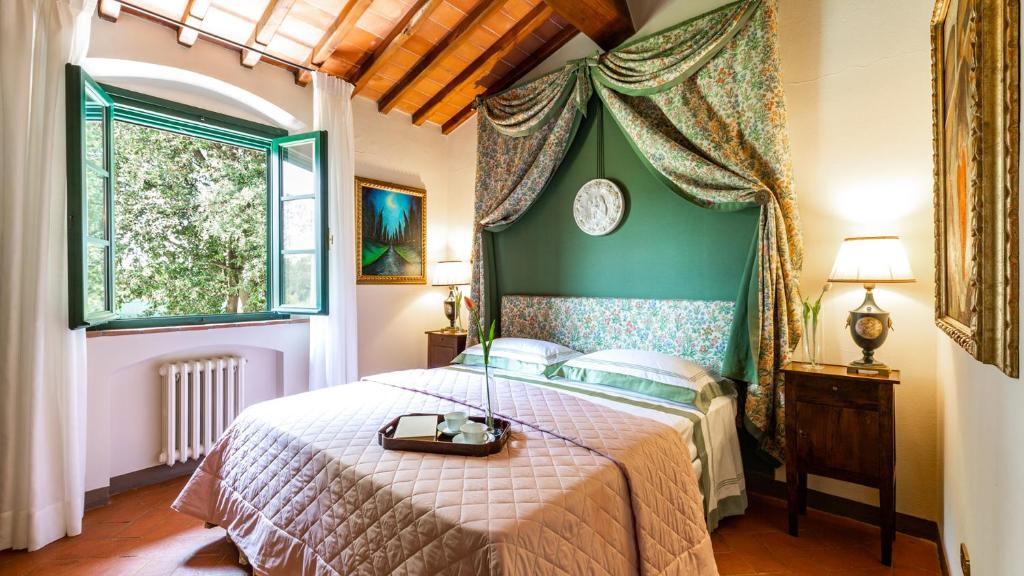 une chambre avec un lit et une fenêtre dans l'établissement Villa Elisa 16, Emma Villas, à Fucecchio 56 autres photos