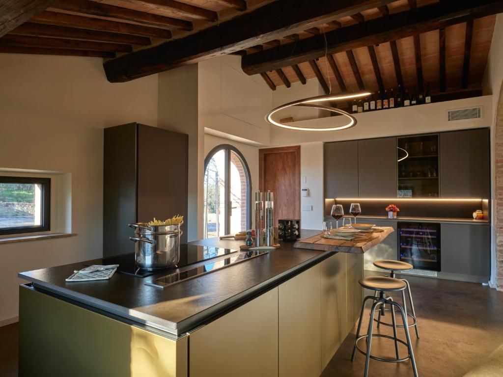 - une cuisine avec une grande île dans une chambre dans l'établissement Il giardino sotto le stelle, à Fungaia