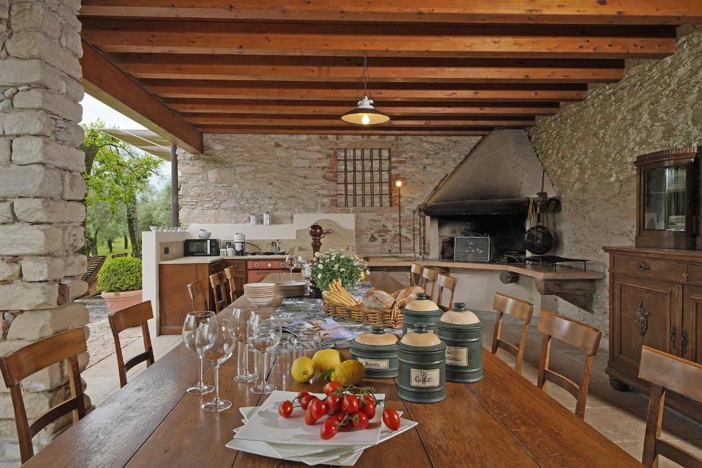 - une cuisine avec une table en bois et des verres à vin dans l'établissement Villa Gran Paradiso, à Toscolano Maderno