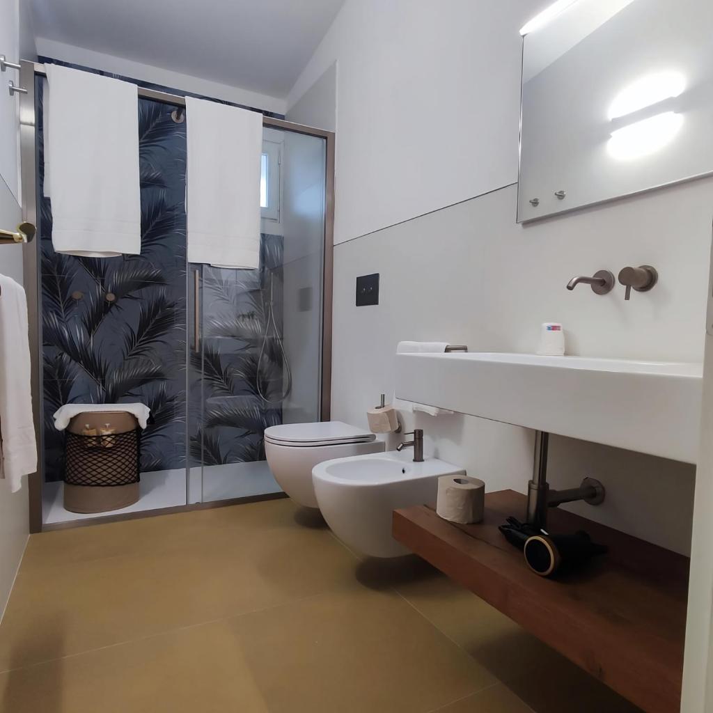 une salle de bain avec toilettes, lavabo et douche dans l'établissement Hotel Riviera, à San Vito Lo Capo 24 autres photos