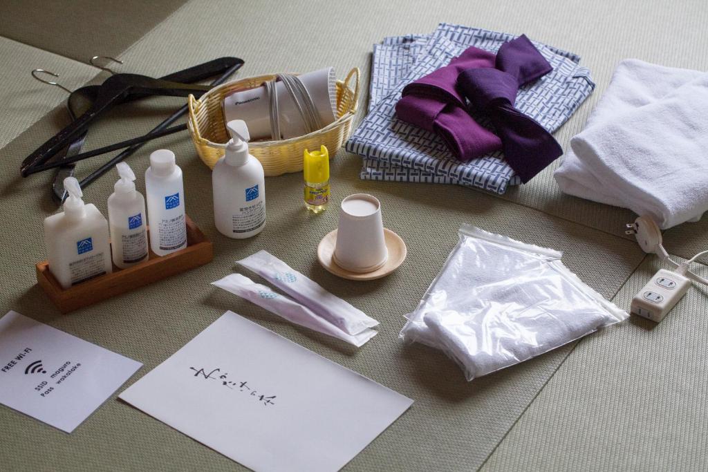 un tas d'articles d'hygiène posés sur une table dans l'établissement Wakatake, à Katsuura 27 autres photos