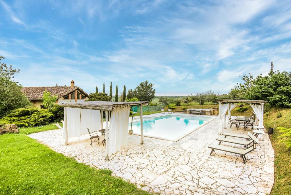une cour avec une piscine et un kiosque dans l'établissement Villa Il Fornacino, à Rapolano Terme