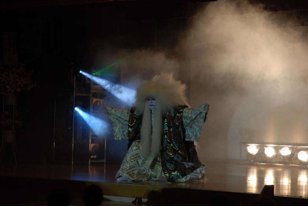 une femme sur une scène dans un nuage de fumée dans l'établissement Spa&Resort Kujukuri Taiyou-no-sato, à Chosei 119 autres photos