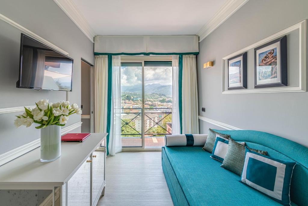 un salon avec un canapé et une grande fenêtre dans l'établissement Hotel Vis à Vis, à Sestri Levante