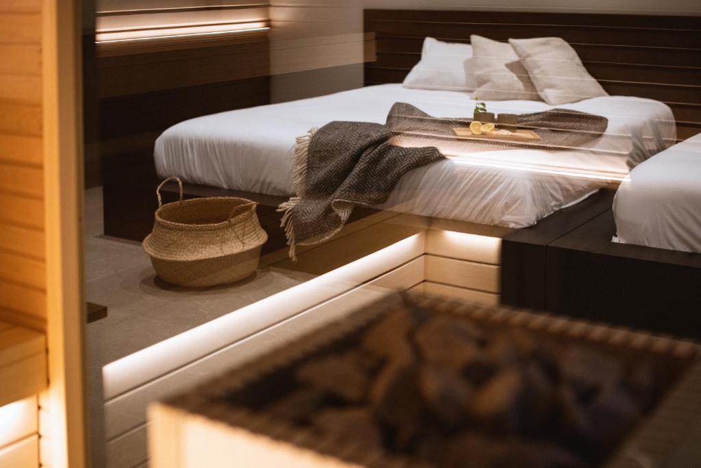 une chambre avec deux lits et une baignoire à l'étage dans l'établissement Residenza Cavaion, à Calmasino 41 autres photos