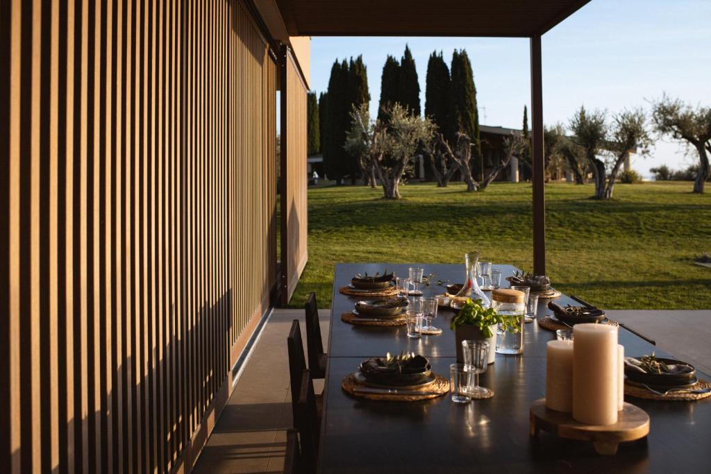 une table avec des assiettes de nourriture dessus dans l'établissement Residenza Cavaion, à Calmasino
