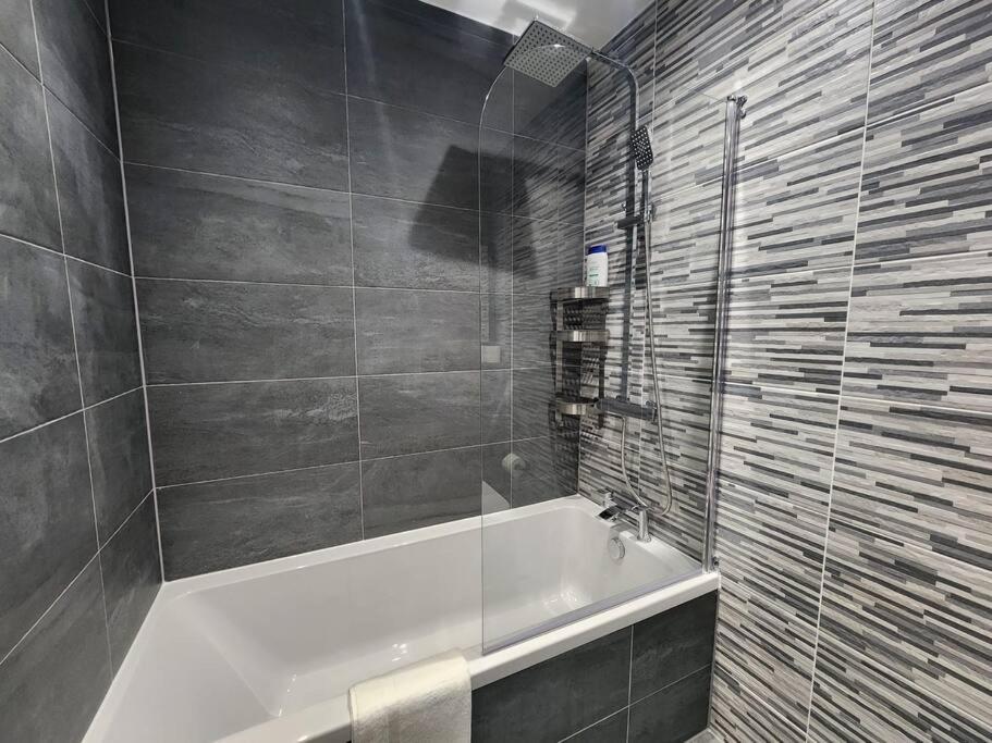 Paradigm Court, Brand new 2-Bedroom Flat4, Oxford 8