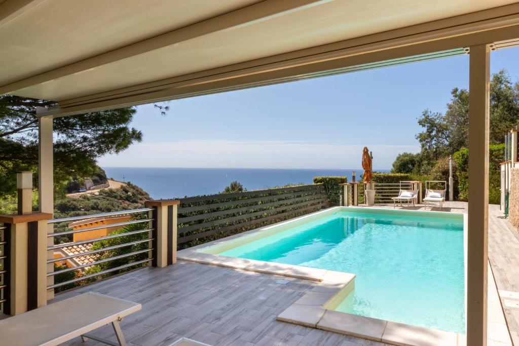 - une piscine sur une terrasse avec vue sur l'océan dans l'établissement Villa Campigiana, à Torre delle Stelle