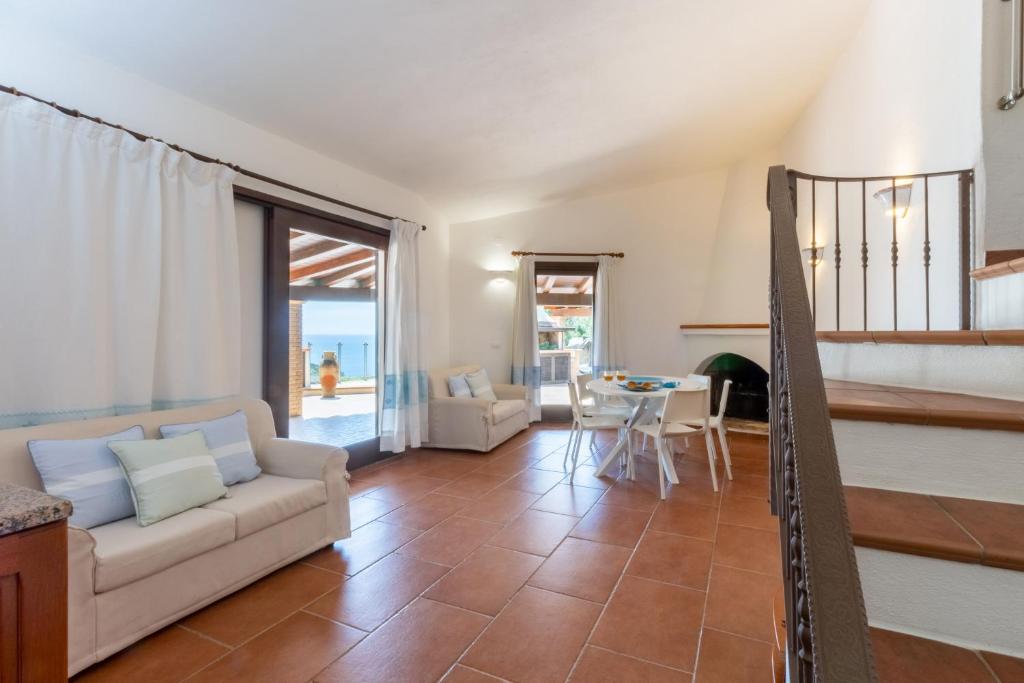 un salon avec un canapé et une table dans l'établissement Villa Campigiana, à Torre delle Stelle
