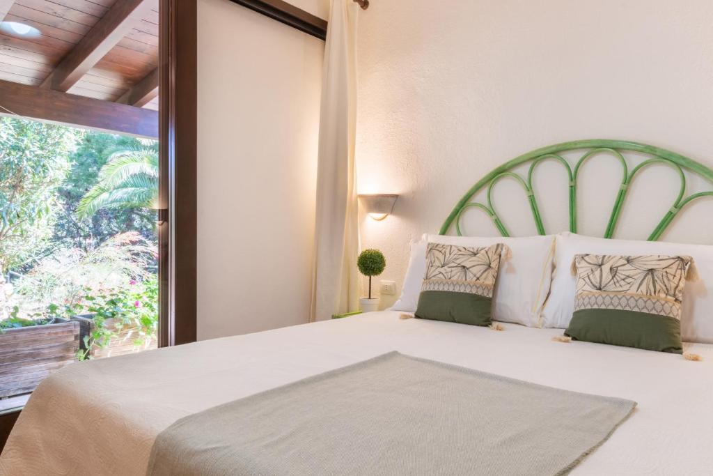 une chambre avec un lit avec une grande fenêtre dans l'établissement Villa Campigiana, à Torre delle Stelle