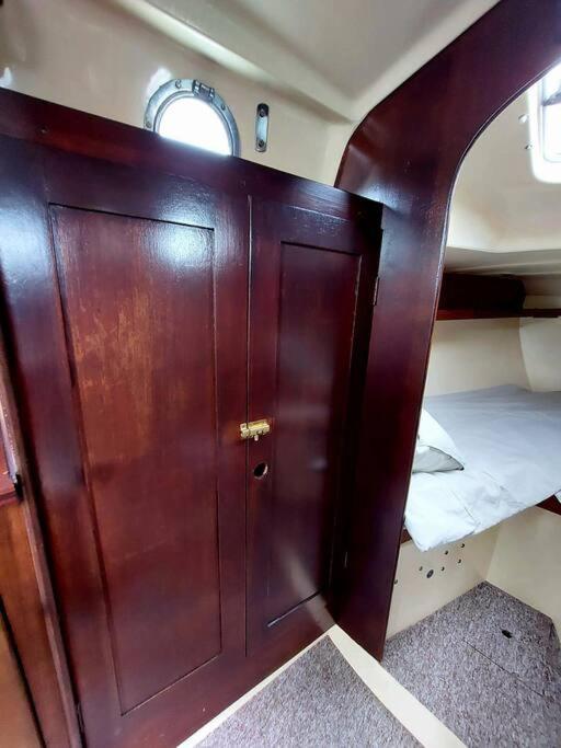 une porte en bois au milieu d'un bateau dans l'établissement Voilier Sunbeam Yachts 27,5 à quai au Grand Port Aix les Bains, à Aix-les-Bains 6 autres photos