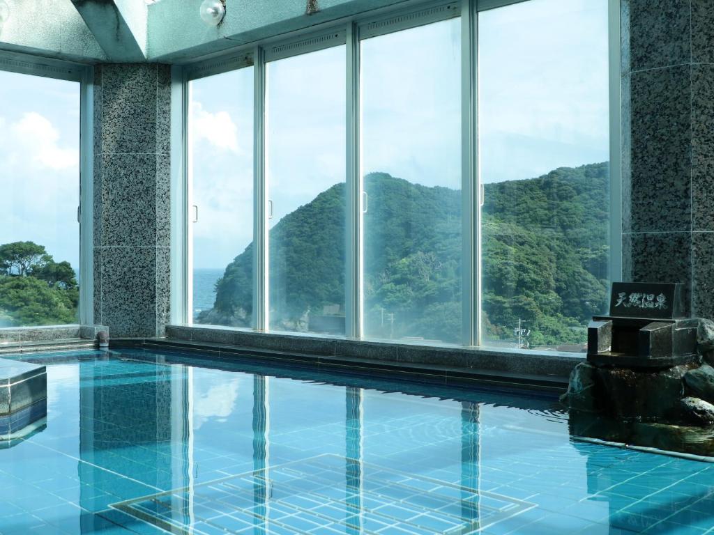 une piscine avec vue sur une montagne dans l'établissement Suzunami, à Toba
