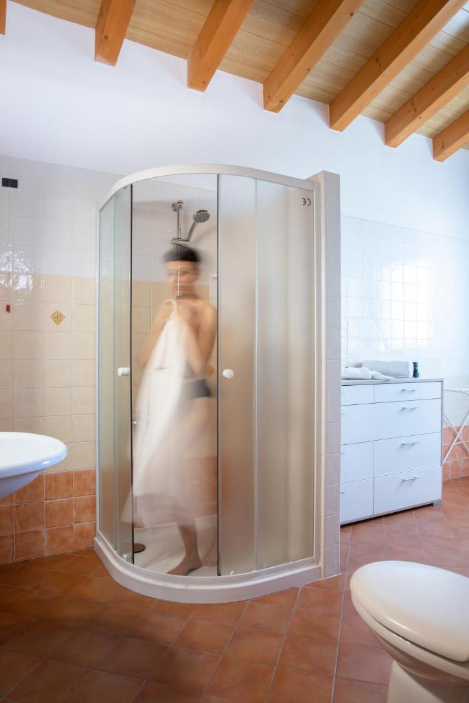 - une douche dans la salle de bains dans l'établissement Casa Merano Residence & Restaurant Bibione Centro, à Bibione