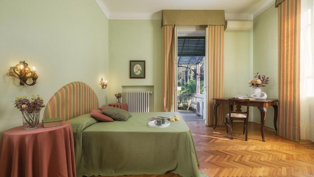 une chambre avec un lit, une table et un bureau dans l'établissement VILLA GAIUS 8&2, Emma Villas, à Rosignano Marittimo