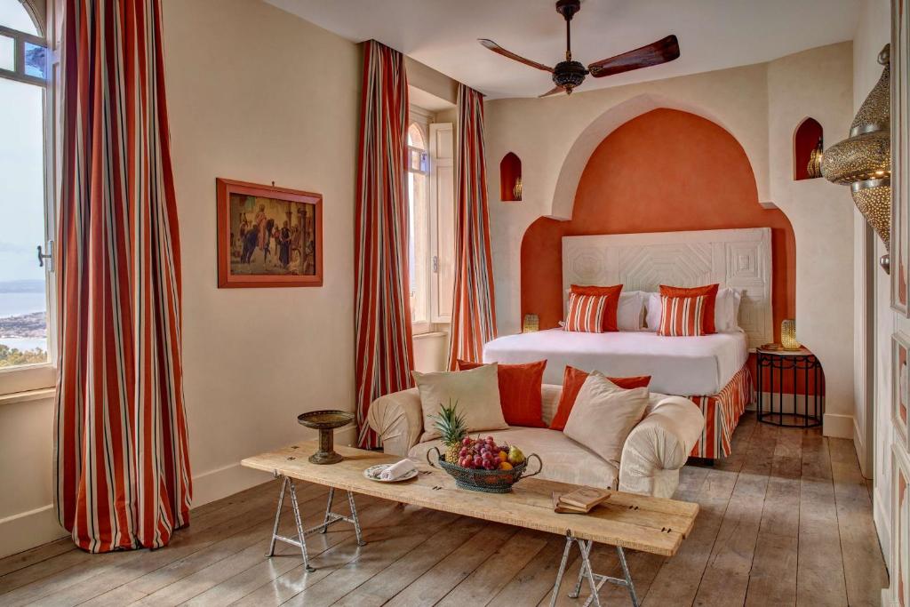 un salon avec un lit, un canapé et une table dans l'établissement Palazzo Vecchio Taormina, à Taormine