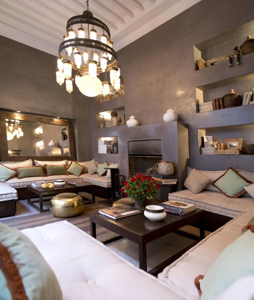 un salon avec des canapés et un lustre dans l'établissement Riad Abracadabra, à Marrakech