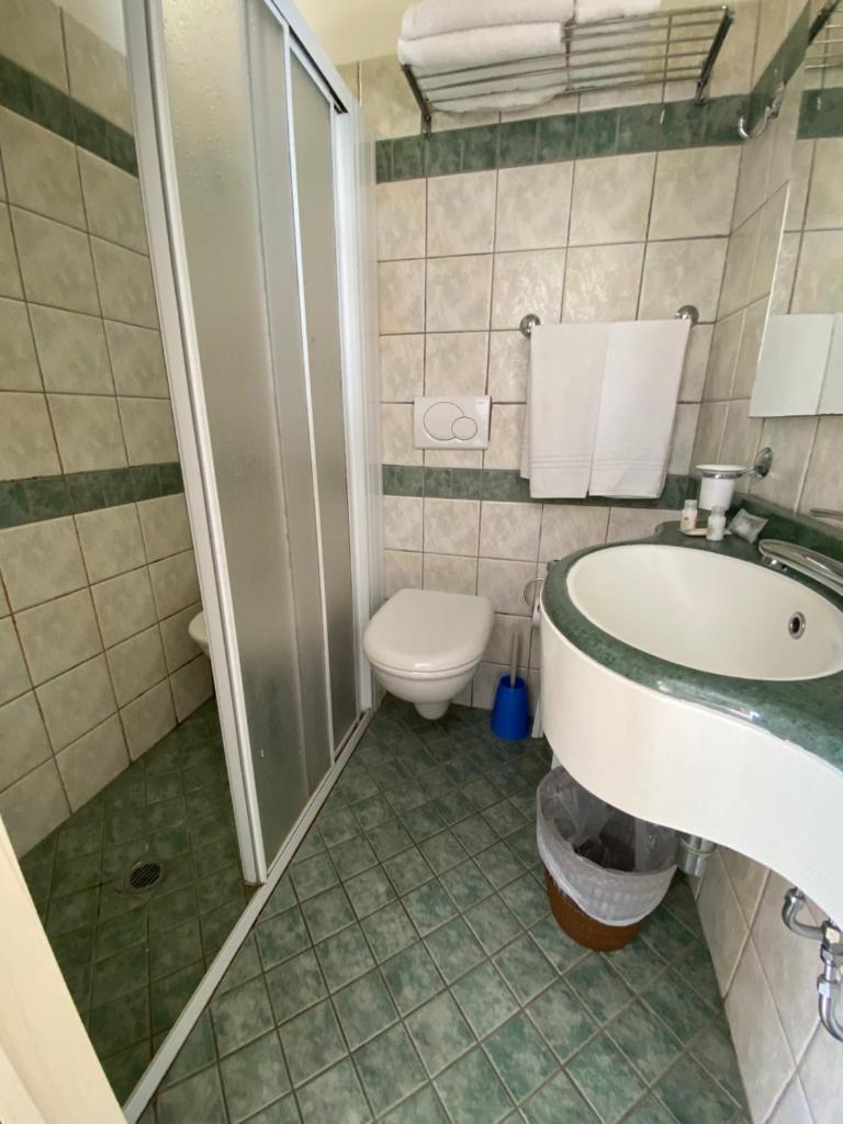 une salle de bain avec un lavabo et des toilettes dans l'établissement Hotel Residence Fausta, à Bellaria-Igea Marina