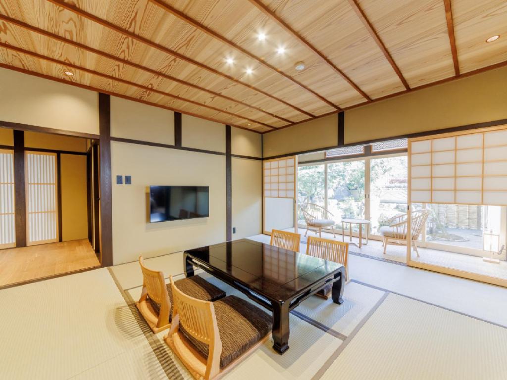 une salle à manger avec une table et des chaises dans l'établissement Ryokan Kigusuriya, à Nantan city