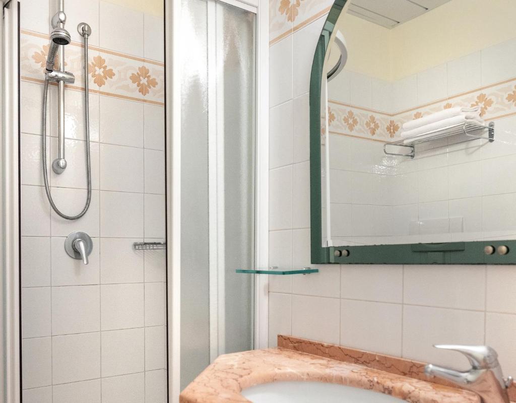 une salle de bain avec un lavabo et une douche dans l'établissement Hotel Fenice Gluten Free, à Milano Marittima