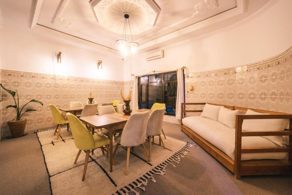 - une salle à manger avec un canapé, une table et des chaises dans l'établissement The Kozyhome, à Ouarzazate