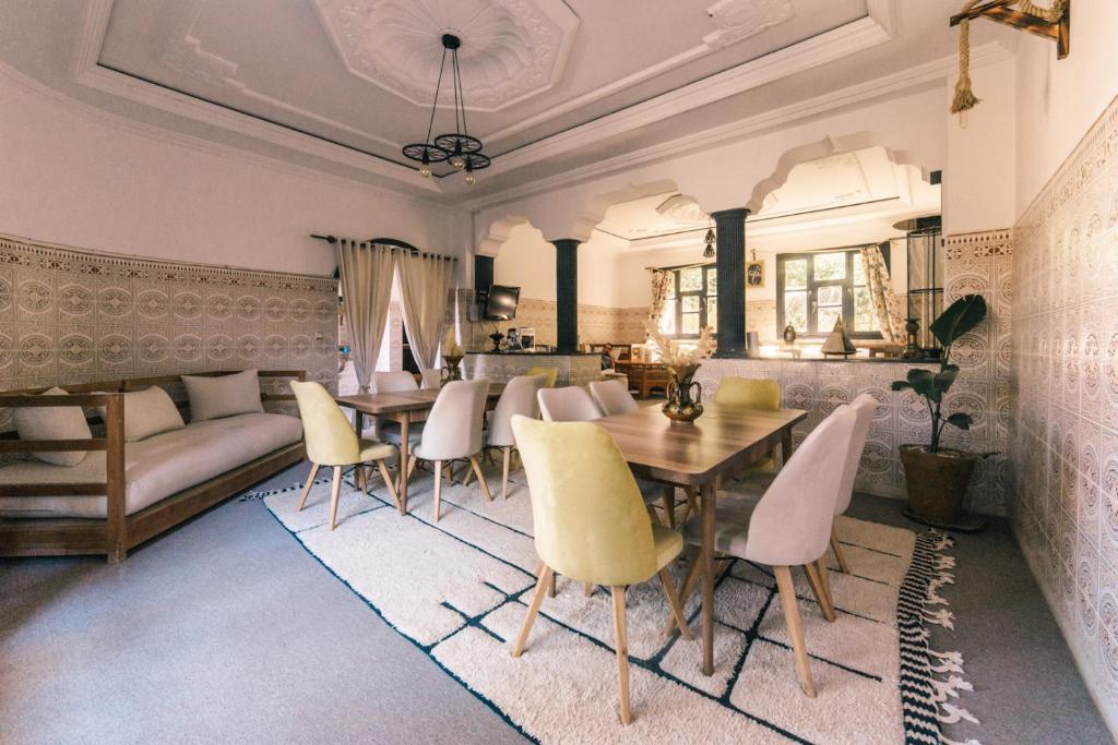 une salle à manger avec une table et des chaises jaunes dans l'établissement The Kozyhome, à Ouarzazate